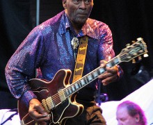 Chuck Berry con su guitarra semi-acústica