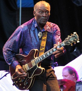 Chuck Berry y su guitarra semi-acústica con caja de resonancia y pastillas. Photo by Örebro