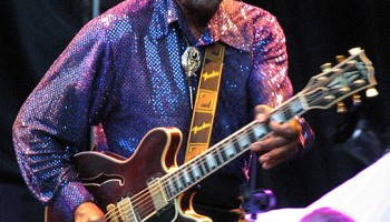 Chuck Berry con su guitarra semi-acústica