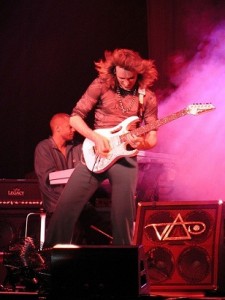 Steve Vai, para algunos el mejor guitarrista del mundo, conoce y domina las escalas