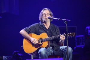 Eric Clapton con su guitarra acústica