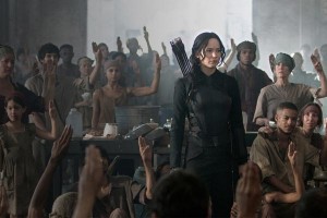 Una imagen de "Sinsajo (Parte 1)" con Jennifer Lawrence, su actriz protagonista vestida de negro