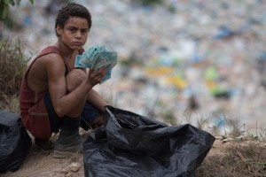 Escena de un niño en un vertedero de la película "Trash. Ladrones de esperanza", de Stephen Daldry