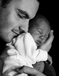 Los beneficios de la lactancia se pueden unir a los del contacto de la piel entre el bebé y sus padres descubiertos por la Universidad Bar-Ilan de Israel.