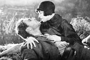 Crítica y escenas de "Amanecer", película en blanco y negro, clásico del cine de género romántico