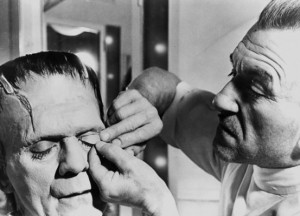 Jack Pierce trabajando en el maquillaje de Karloff - Imagen by Universal Pictures