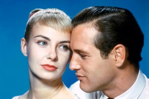 El actor Paul Newman con su esposa, Joanne Woodward, en una imagen promocional de "El largo y cálido verano".