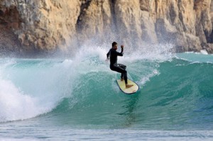 Surf en la playa de Beliche, una de las actividades estrellas del Algarve, con playas como Arrifana o Amado – Carver