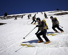 Esquiadores en una estacion invernal