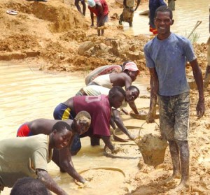 Mineros de diamantes en Sierra Leona - CC-by Laura Lartigue