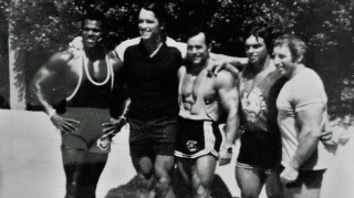 Serge Nubret, Arnold Schwarzenegger, Salvador Ruiz, Gérard Buinoud y Ed Guiliani, 1983. Foto gentileza de Salvador Ruiz.