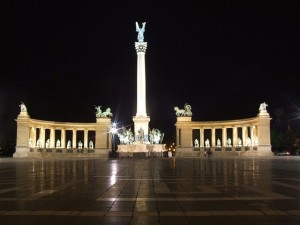 Vista nocturna de la Plaza de los Héroes de Budapest
