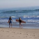 Surf, deporte náutico - Imagen de surfistas en una playa de Euskadi