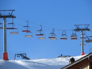 Practicar esquí en estaciones invernales