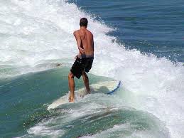 Imagen de un surfista practicando surf en las playas de la costa de Euskadi