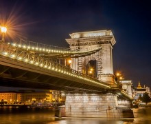 Vista nocturna del Puente de las Cadenas