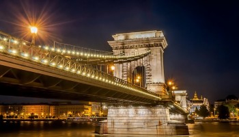 Vista nocturna del Puente de las Cadenas