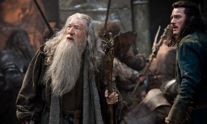 Fotograma de "El hobbit: La batalla de los cinco ejércitos": escena de Gandalf en una batalla