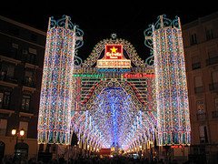 Calle iluminada en Valencia durante las Fallas