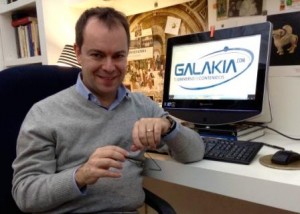 Javier Sierra en su despacho en una foto para la entrevista  junto al logo De Galakia.com