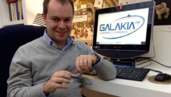 Javier Sierra en su despacho en una foto para la entrevista  junto al logo De Galakia.com