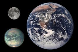 Titán comparado con la Tierra y la Luna - Wikipedia Commons