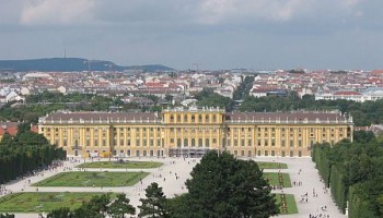 El Palacio de Schönbrunn visto desde sus jardines