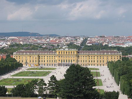 El Palacio de Schönbrunn visto desde sus jardines