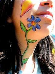 Diseño floral de maquillaje artístico
