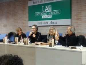 La autora Carmen Peire en la presentación de su libro en la UAM con Miguel Ríos (cantante), Victor Claudín (periodista) y Ana Labordeta (actriz). Foto propia