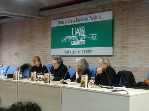 La autora Carmen Peire en la presentación de su libro en la UAM con Miguel Ríos (cantante), Victor Claudín (periodista) y Ana Labordeta (actriz). Foto propia 2
