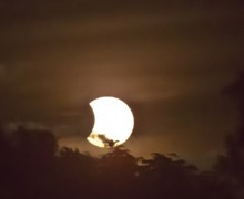 Eclipse solar en el que la Luna avanza sobre el Sol.