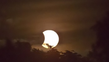 Eclipse solar en el que la Luna avanza sobre el Sol.