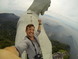 Viajero extremo selfie en Cristo Corcovado. Foto en : http://bunkerpop.mx/