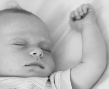 800px-Sleeping_baby_with_arm_extended