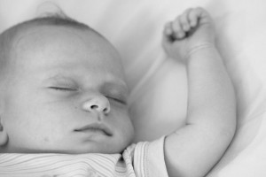800px-Sleeping_baby_with_arm_extended