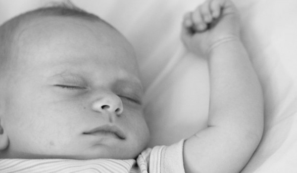 800px-Sleeping_baby_with_arm_extended