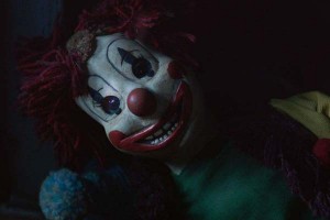 Imagen y crítica  de la película de terror "Poltergeist" en su versión cinematográfica de 2015 - Fotograma del muñeco payaso clown