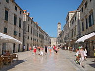 Stradun, uno de los atractivos turisticos de la ciudad de Dubrovnik - la perla del Adriático. Hoteles en Dubrovnik