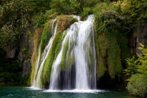 Cascada de 7 metros que trae el agua desde el Lago Ciginovac - Excursiones en la naturaleza en Croacia