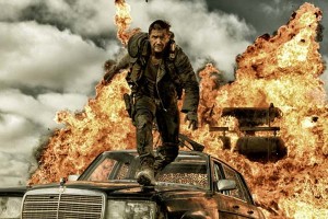 El actor Tom Hardy en una escena de una explosión en la película "Mad Max: Furia en la carretera"