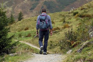 Equipo de senderismo y equipamiento para hacer excursiones, treking, montaña