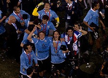 Uruguay, actual campeón de la Copa América, celebrando el titulo
