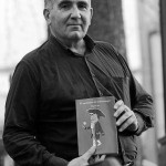 Miguel Izu posando con su novela negra: El asesinato de Caravinagre