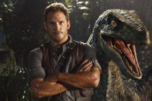 Fotograma de "Jurassic World" con el actor Chris Pratt y un dinosaurio