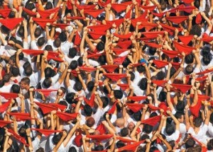 San Fermín y los asistentes con pañuelos rojos