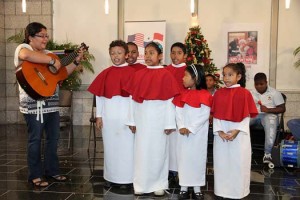 Niños cantando villancicos navideños