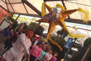 En las posadas mexicanas es una tradición romper piñatas