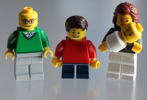 Varios muñecos LEGO representando a una familia tradicional