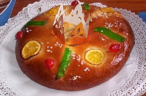Roscón de Reyes con corona para la figura